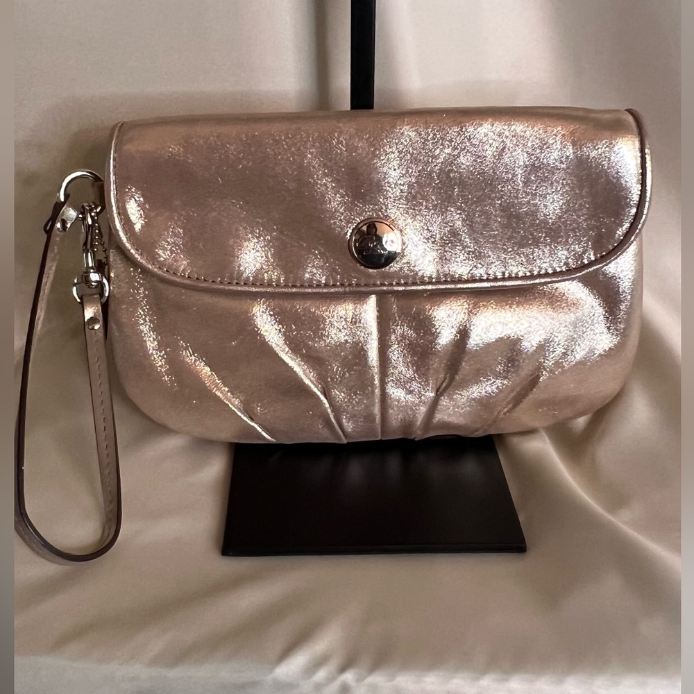 🔥🔥Vintage Beautiful Coach Gold Wristlet 🔥🔥